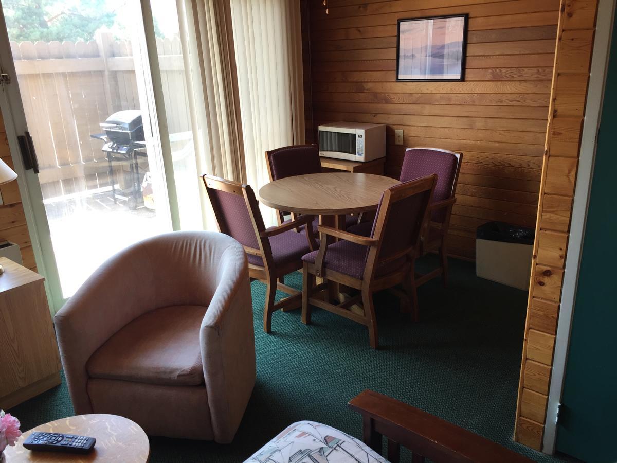 Falcon Lake Hotel Esterno foto