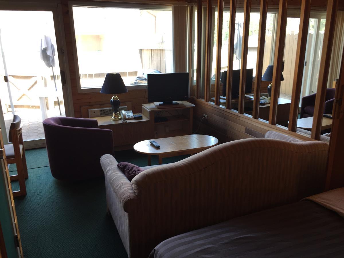 Falcon Lake Hotel Esterno foto